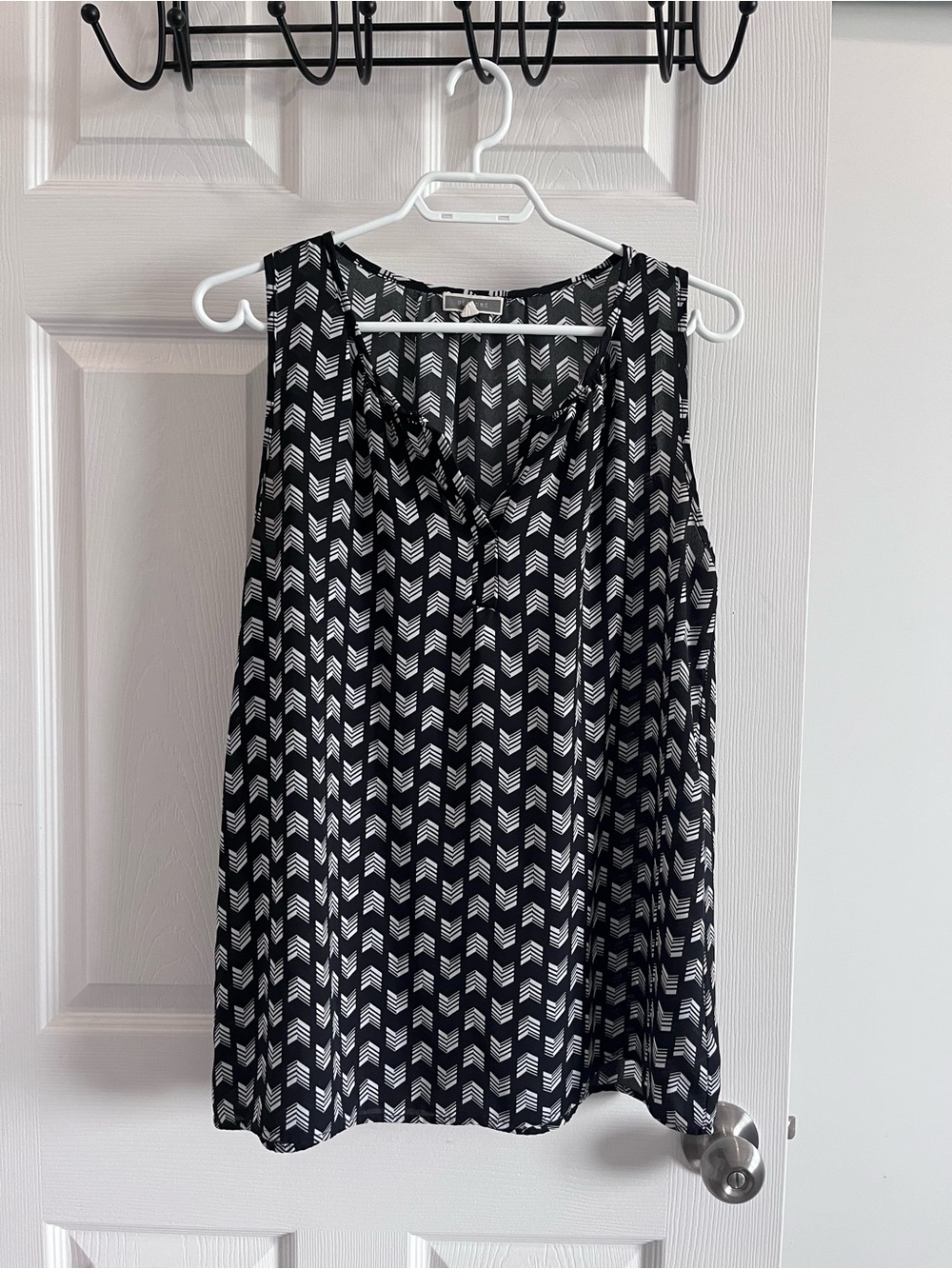Pleione Sleeveless Chevron Print Tank Top - Black and White